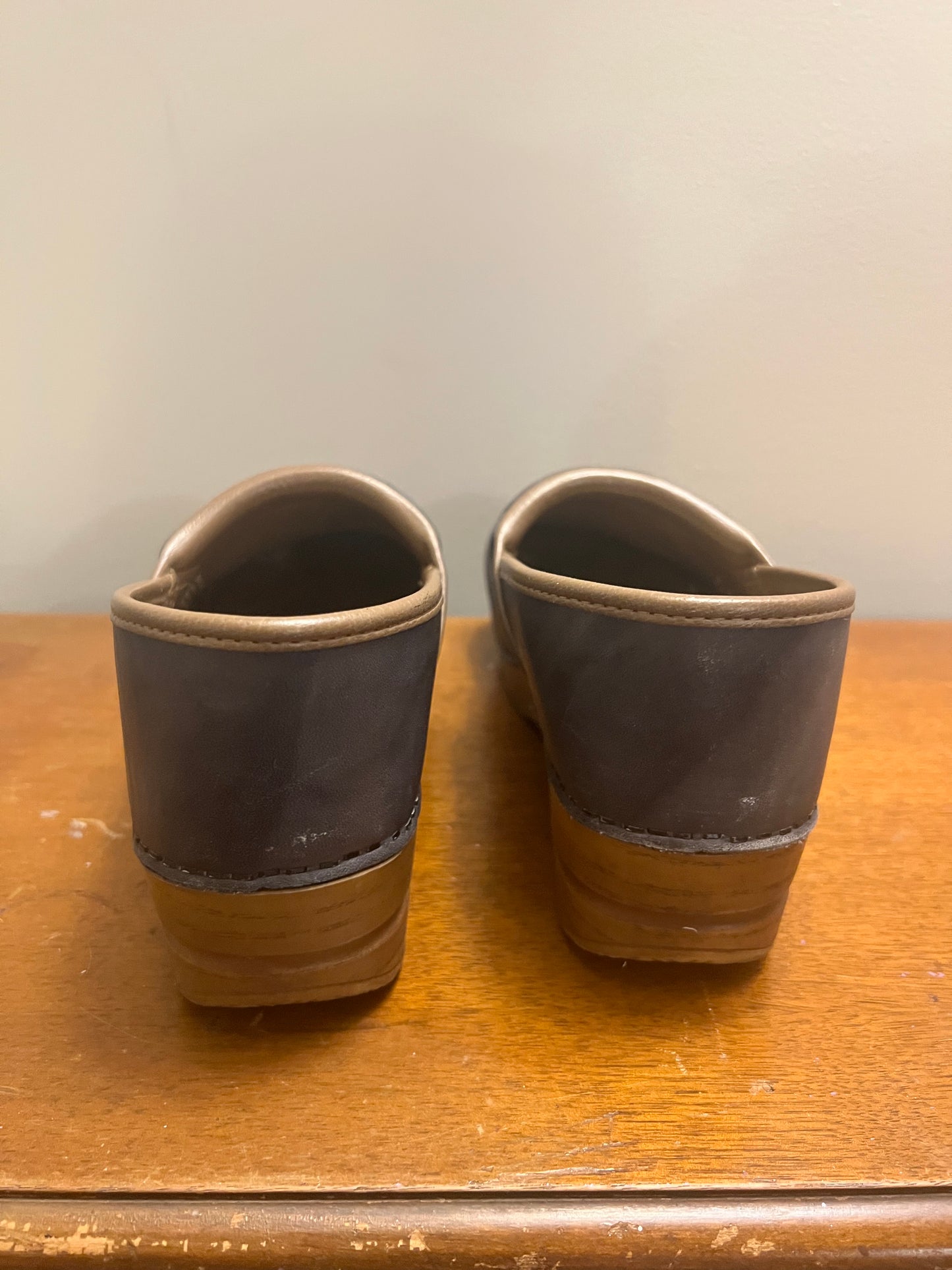 Dansko Clogs, Gray/Brown, size 40