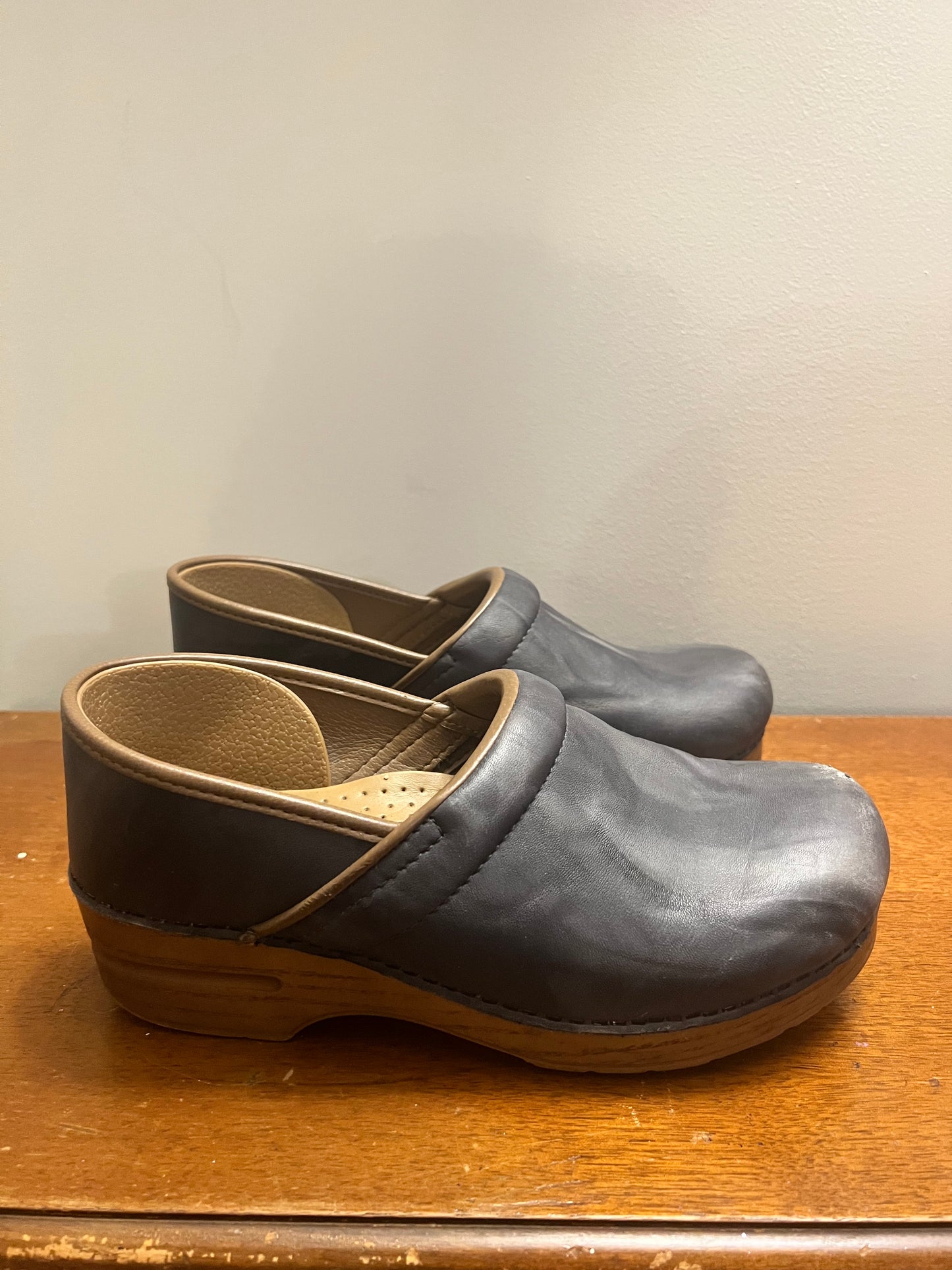 Dansko Clogs, Gray/Brown, size 40