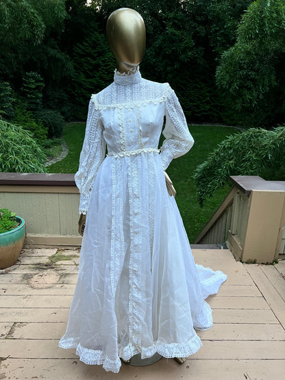 Vintage 70s Wedding Dress, Prairie-style, lace, with train, size s