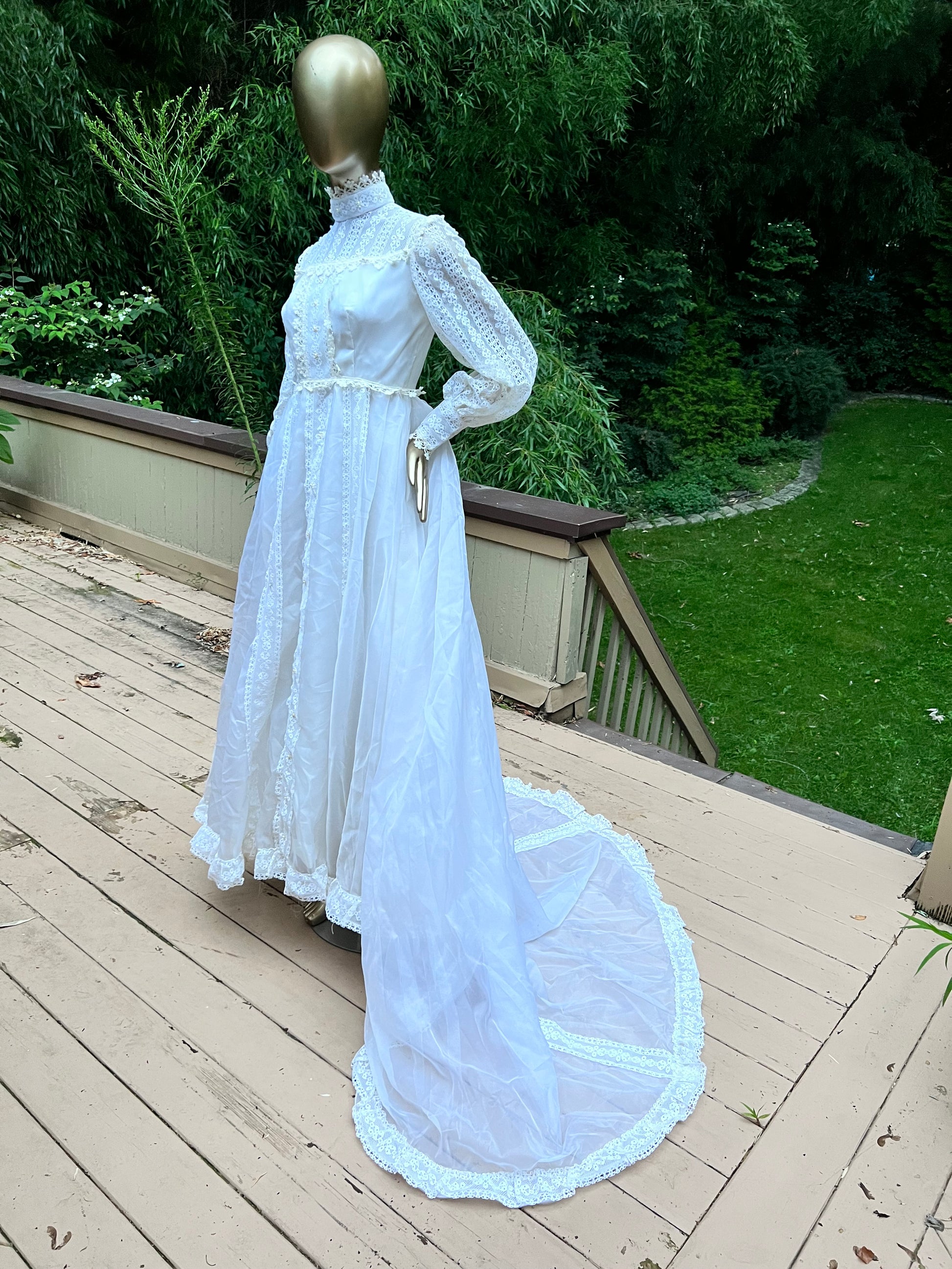 Vintage 70s Wedding Dress, Prairie-style, lace, with train, size s