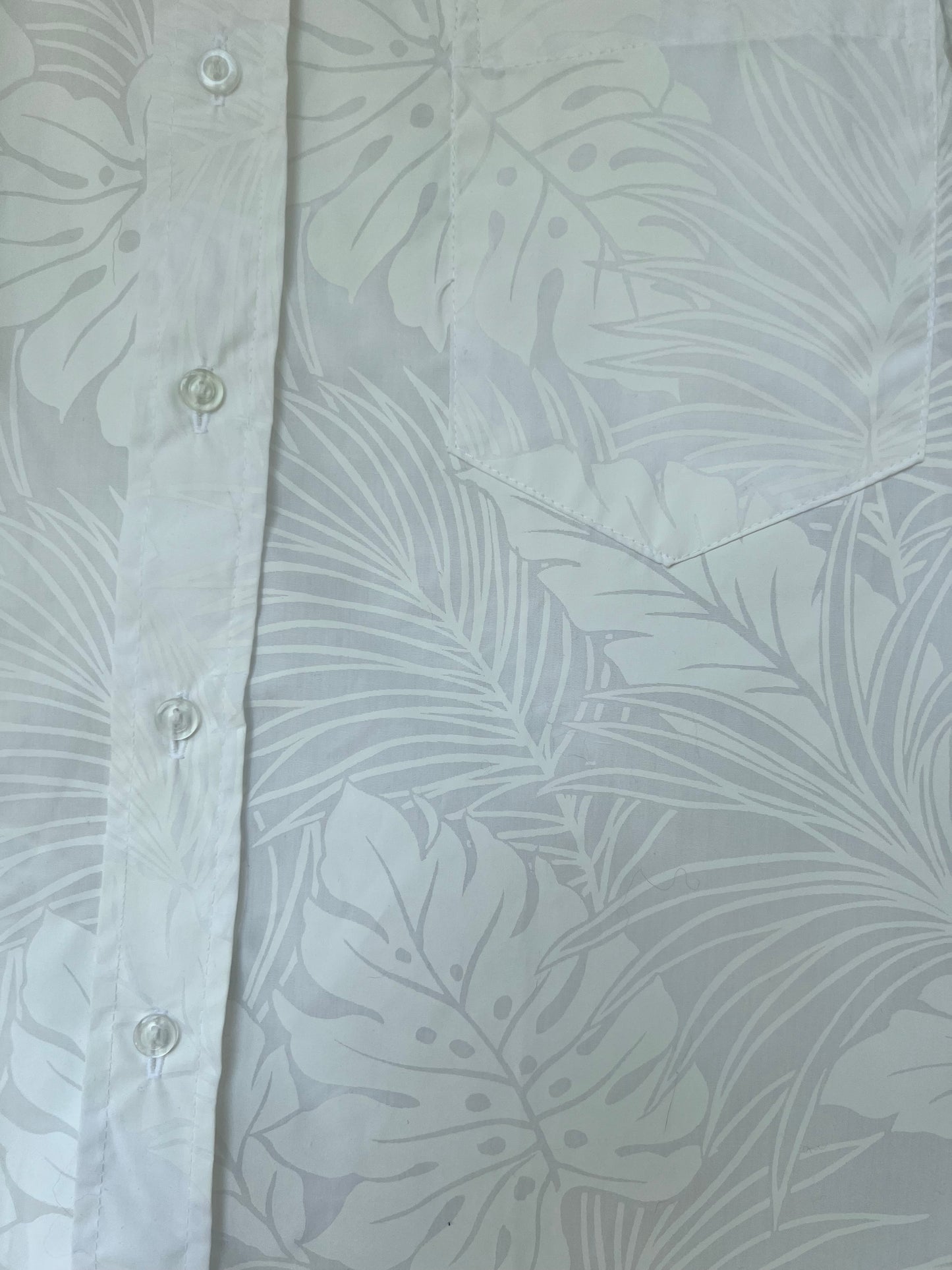T&L Muumuu Factory Minimalist White Floral Hawaiian Aloha Shirt, Size S/M