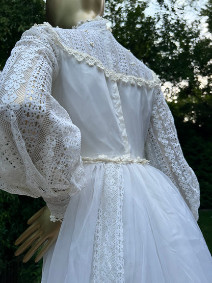 Vintage 70s Wedding Dress, Prairie-style, lace, with train, size s