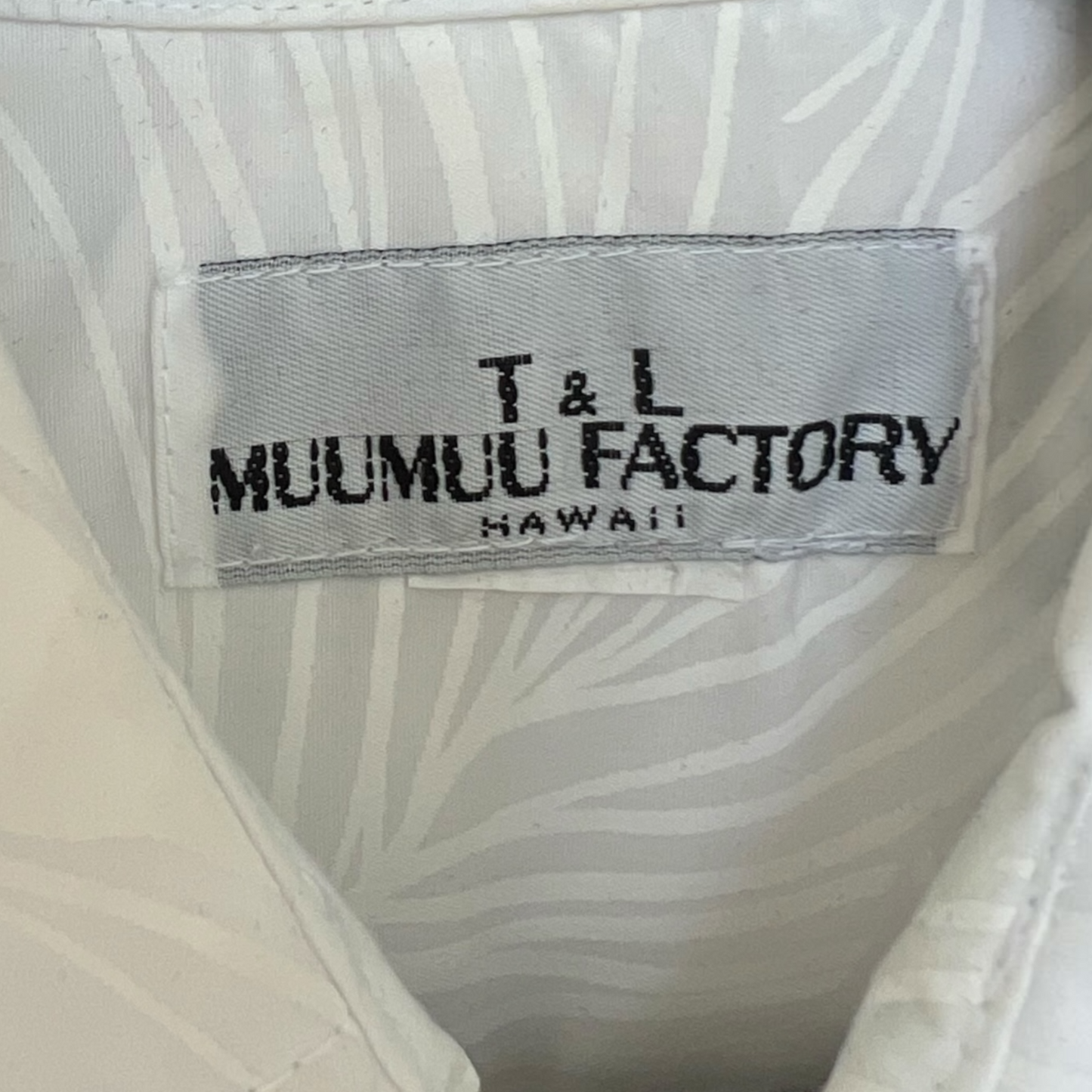 T&L Muumuu Factory Minimalist White Floral Hawaiian Aloha Shirt, Size S/M